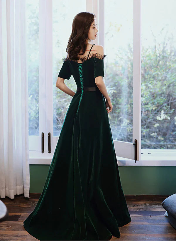 Vestido de fiesta largo de terciopelo verde con hombros descubiertos